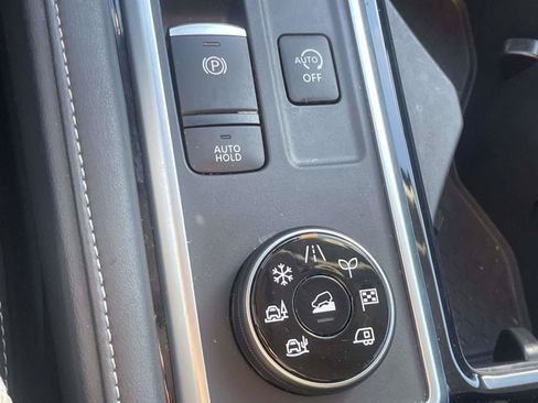 Used 2025 Nissan Pathfinder SV AWD/4WD image 11