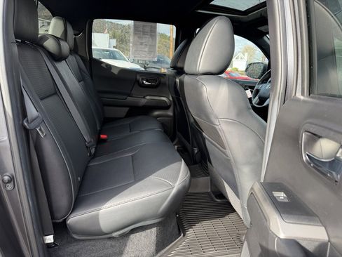 Used 2022 Toyota Tacoma TRD Sport image 12