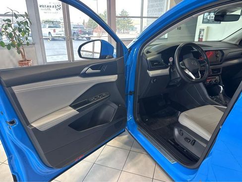 Used 2024 Volkswagen Taos SE w/ Panoramic Sunroof Package AWD/4WD image 15