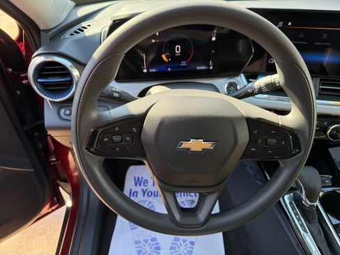 Used 2025 Chevrolet Trax LT FWD image 17