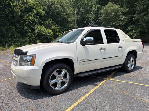 Used 2012 Chevrolet Avalanche LTZ RWD image 2