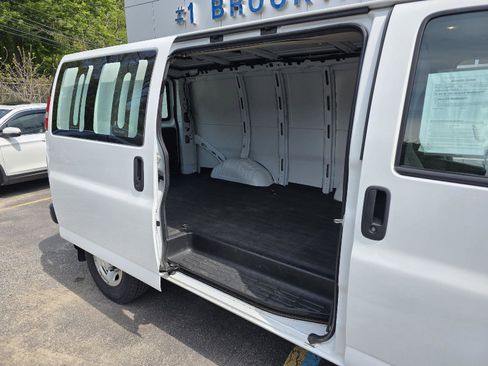 Used 2019 Chevrolet Express 2500 RWD image 17