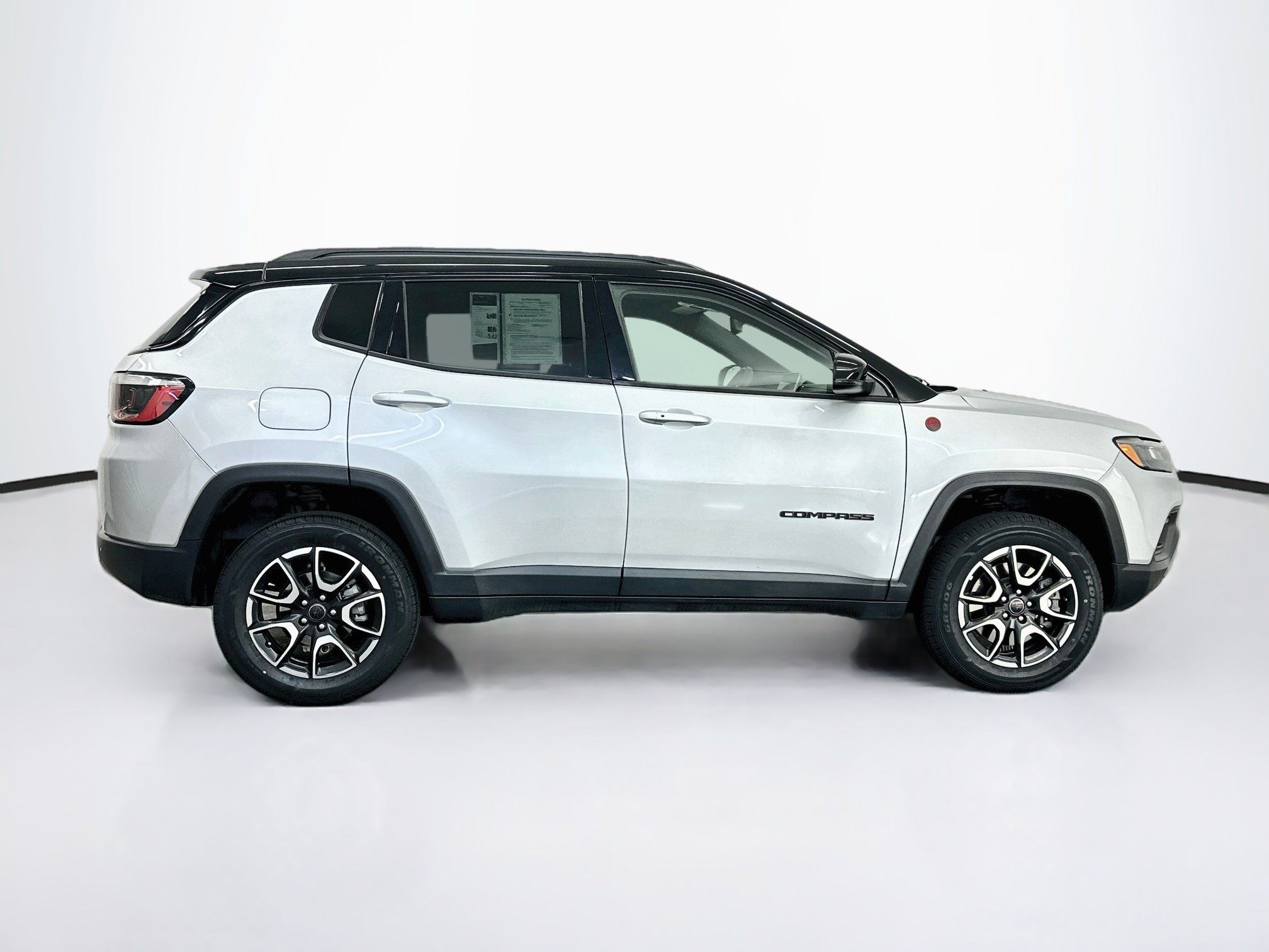 Used 2025 Jeep Compass Trailhawk AWD/4WD image 10