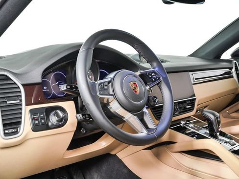 Certified 2023 Porsche Cayenne Coupe AWD/4WD image 4