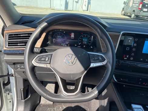 Used 2025 Volkswagen Atlas SE image 33