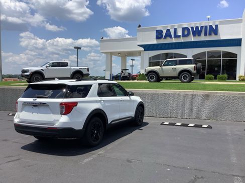 Used 2022 Ford Explorer XLT image 7