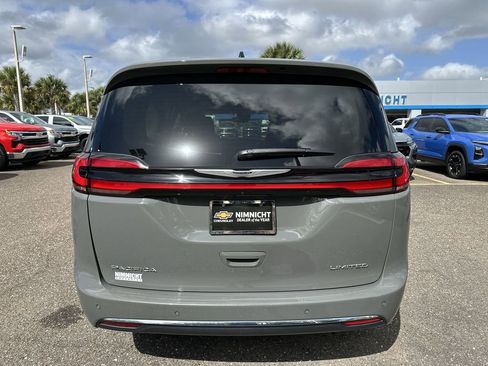 Used 2023 Chrysler Pacifica Limited FWD image 15