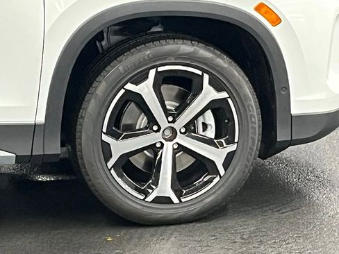 New 2025 Volkswagen Tiguan SE image 40