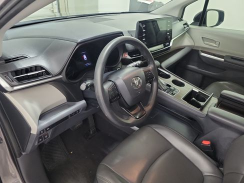 Used 2022 Toyota Sienna LE FWD image 16