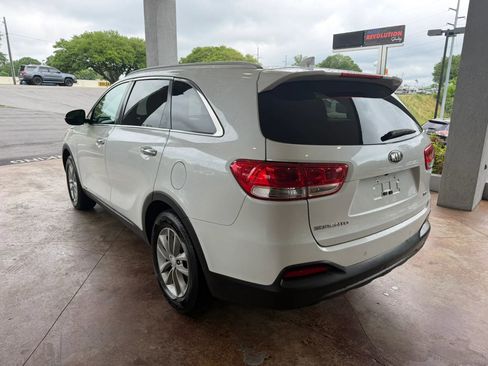 Used 2017 Kia Sorento AWD w/ LX Convenience Package image 4
