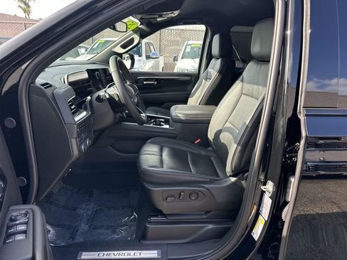 Used 2025 Chevrolet Suburban RST image 18