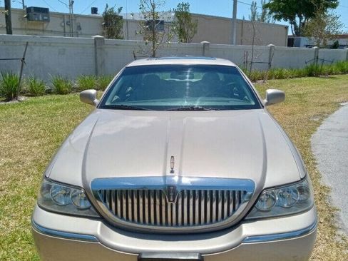 Used 2006 Lincoln Town Car Signature Limited image 3