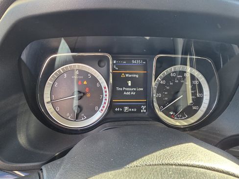 Used 2019 Nissan Titan SV w/ SV Convenience Package image 18