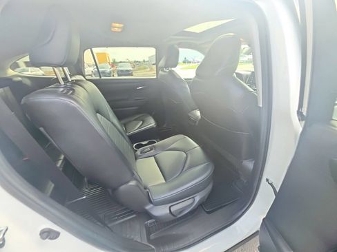 Used 2022 Toyota Highlander XLE AWD/4WD image 30