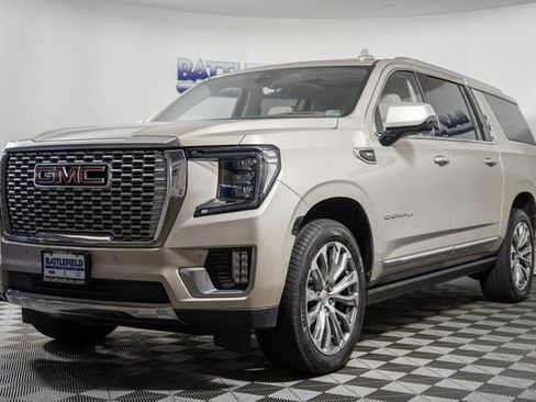 Used 2021 GMC Yukon XL Denali w/ Denali Premium Package image 3