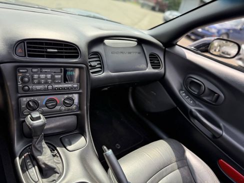 Used 1998 Chevrolet Corvette Convertible RWD image 12