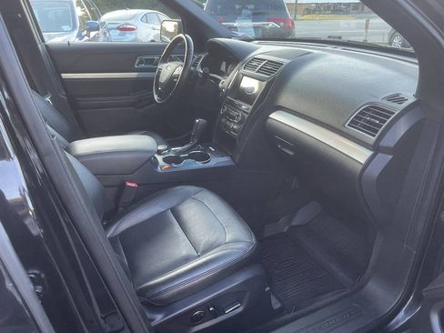 Used 2017 Ford Explorer XLT w/ Equipment Group 202A AWD/4WD image 25