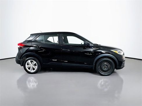 Used 2020 Nissan Kicks S image 9