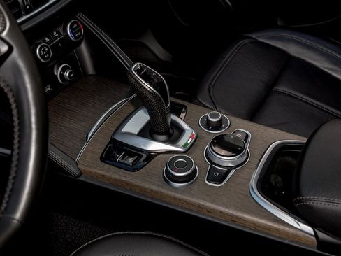 Used 2021 Alfa Romeo Stelvio Ti w/ Nero Edizione image 16