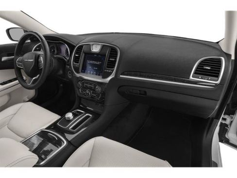 Used 2018 Chrysler 300 Limited RWD image 16