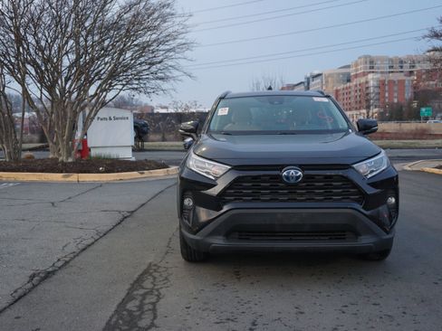 Used 2021 Toyota RAV4 XLE w/ Convenience Package image 2