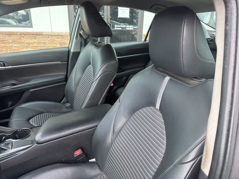 Used 2019 Toyota Camry SE image 3