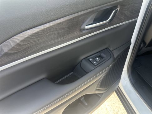 New 2025 Jeep Grand Cherokee Limited w/ Black Appearance Package AWD/4WD image 17