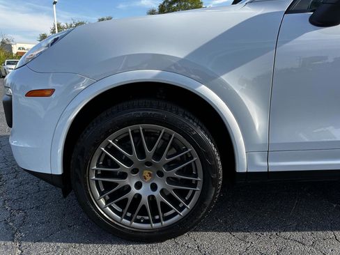 Used 2018 Porsche Cayenne Platinum Edition w/ Premium Package image 16