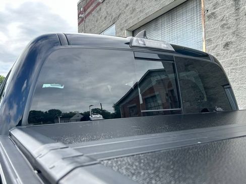 Used 2018 Toyota Tacoma SR5 AWD/4WD image 16