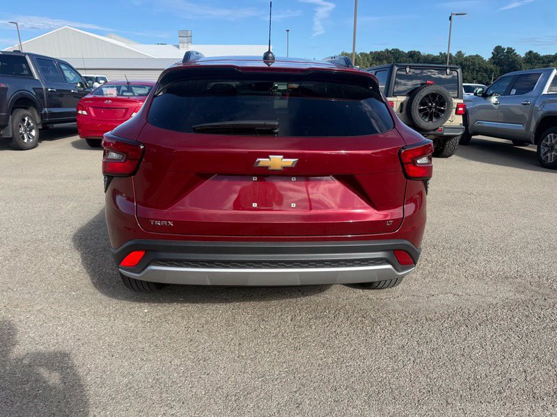 Used 2024 Chevrolet Trax LT w/ Sunroof Package FWD image 15