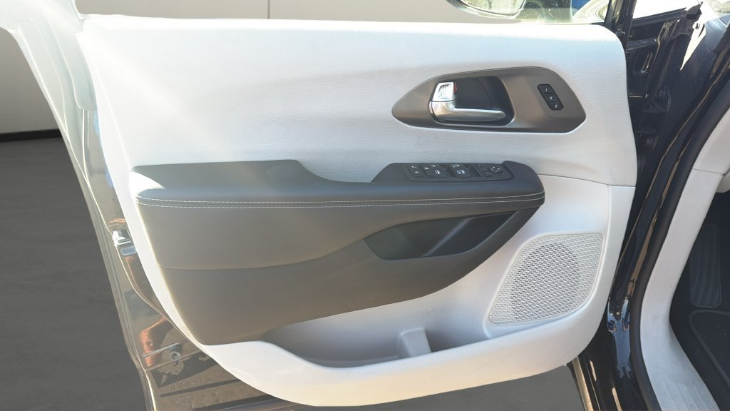 Used 2024 Chrysler Pacifica Touring-L FWD image 13