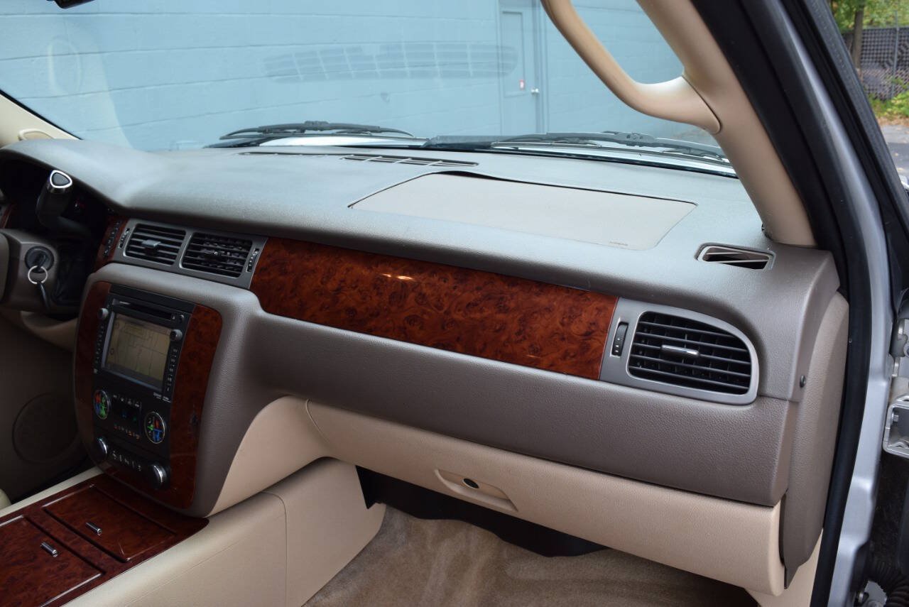 Used 2014 Chevrolet Suburban LTZ RWD image 62