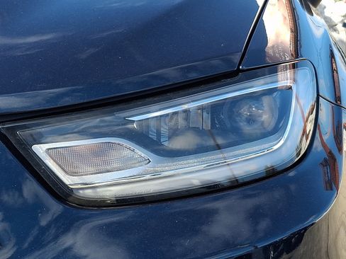 Used 2023 Chrysler Pacifica Touring-L image 9