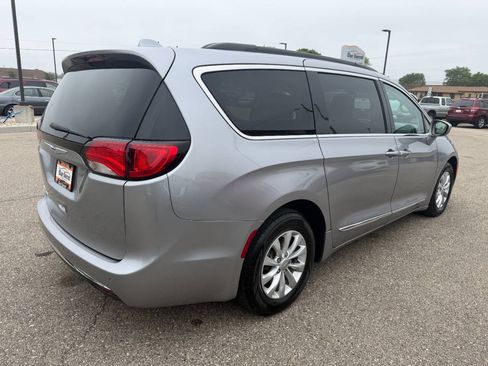 Used 2017 Chrysler Pacifica Touring-L FWD image 5