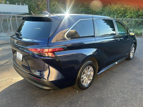 Used 2021 Toyota Sienna XLE image 5