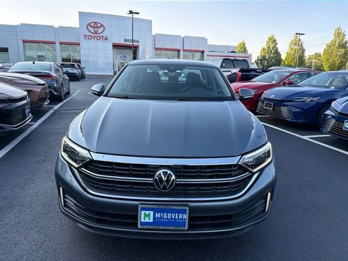 Used 2023 Volkswagen Jetta SEL FWD image 2