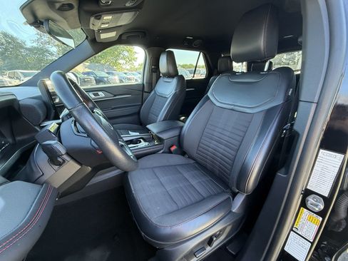 Used 2025 Ford Explorer ST-Line w/ ST-Line Street Pack AWD/4WD image 9