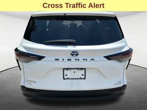 Used 2024 Toyota Sienna LE AWD/4WD image 9