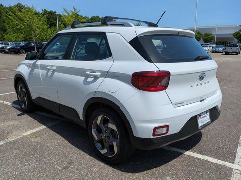 Used 2025 Hyundai Venue SEL FWD image 6