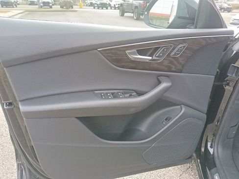 Used 2023 Audi Q8 Premium image 11