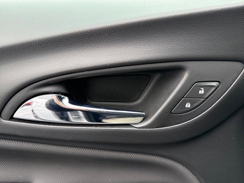 Used 2022 Chevrolet Equinox RS w/ Infotainment Package image 25