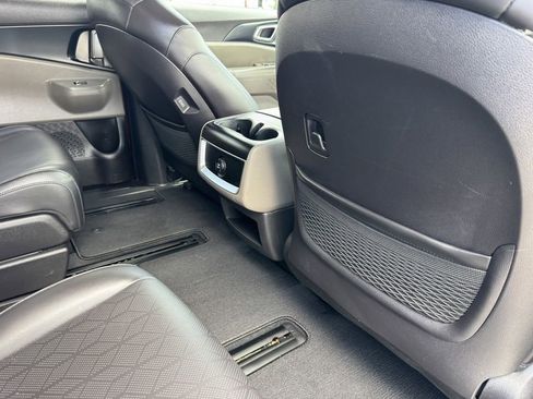 Used 2025 Kia Carnival FWD image 11