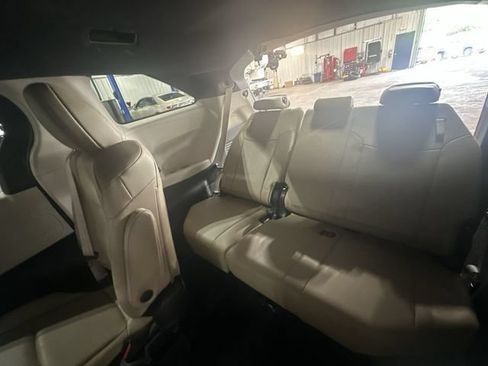 Used 2023 Toyota Sienna XLE FWD image 31