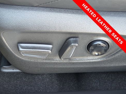 Used 2021 Toyota Venza Limited image 14