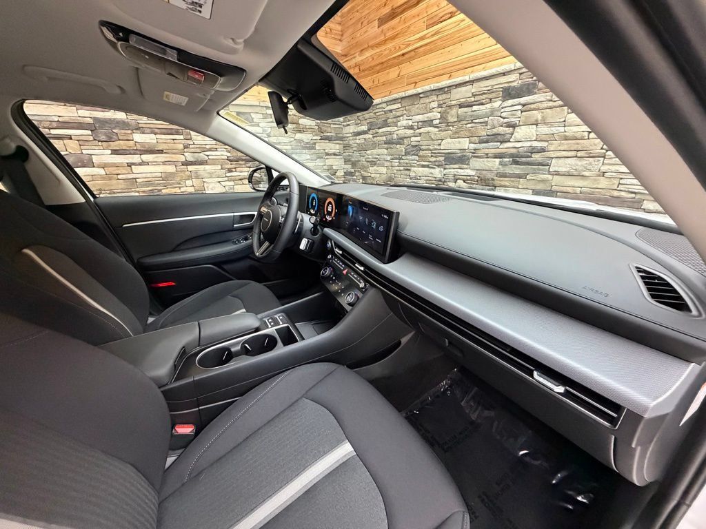 Used 2025 Hyundai Sonata SEL FWD image 13