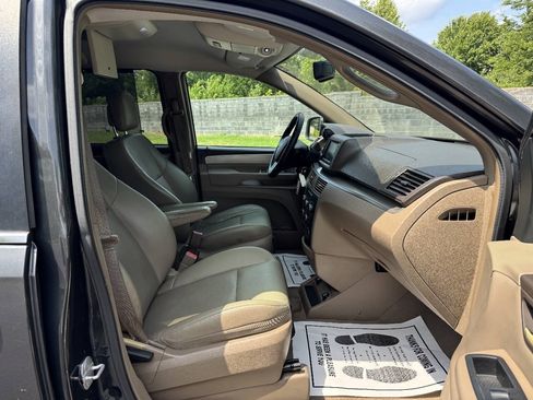 Used 2011 Volkswagen Routan SE FWD image 14