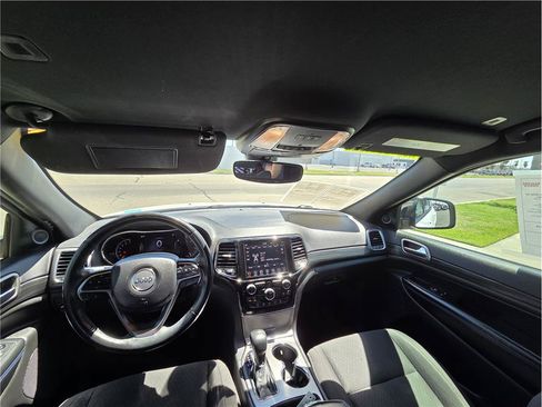 Used 2019 Jeep Grand Cherokee Laredo RWD image 12