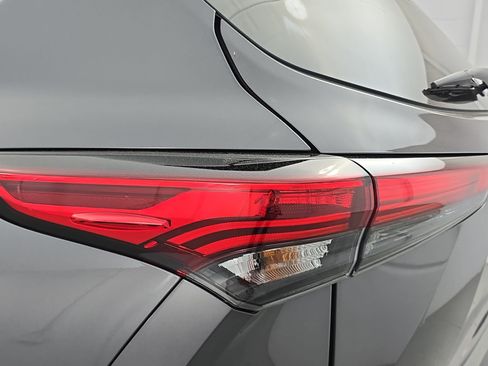 Used 2022 Toyota Highlander XLE FWD image 36