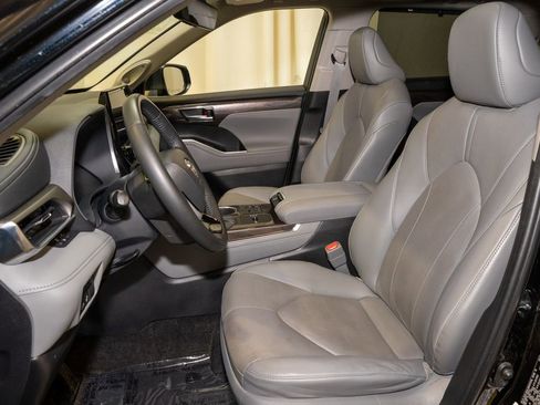 Used 2023 Toyota Highlander Limited image 13