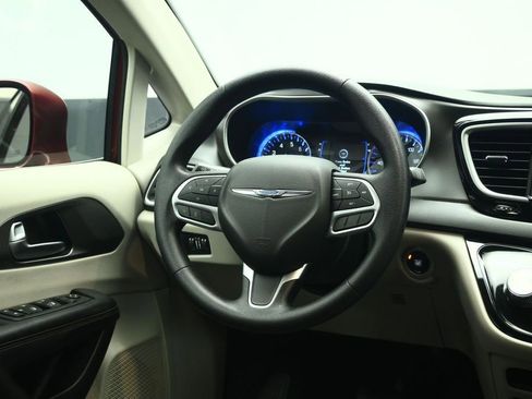 Used 2020 Chrysler Pacifica Touring w/ Tire & Wheel Group FWD image 38